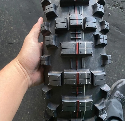 Los neumáticos de motocicletas son materiales de caucho combinados de grado A.